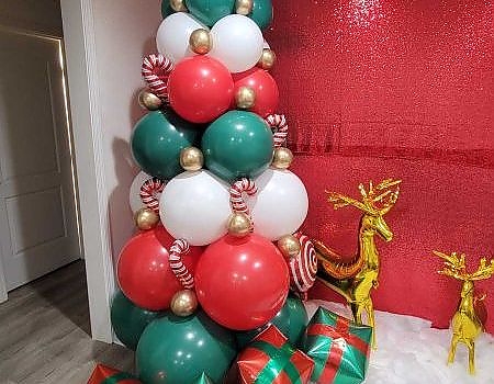 Christmas tree made of balloons at a Vallejo event