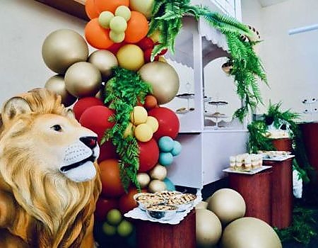 Lion statue with balloons at Tru3 Dreams Events setup